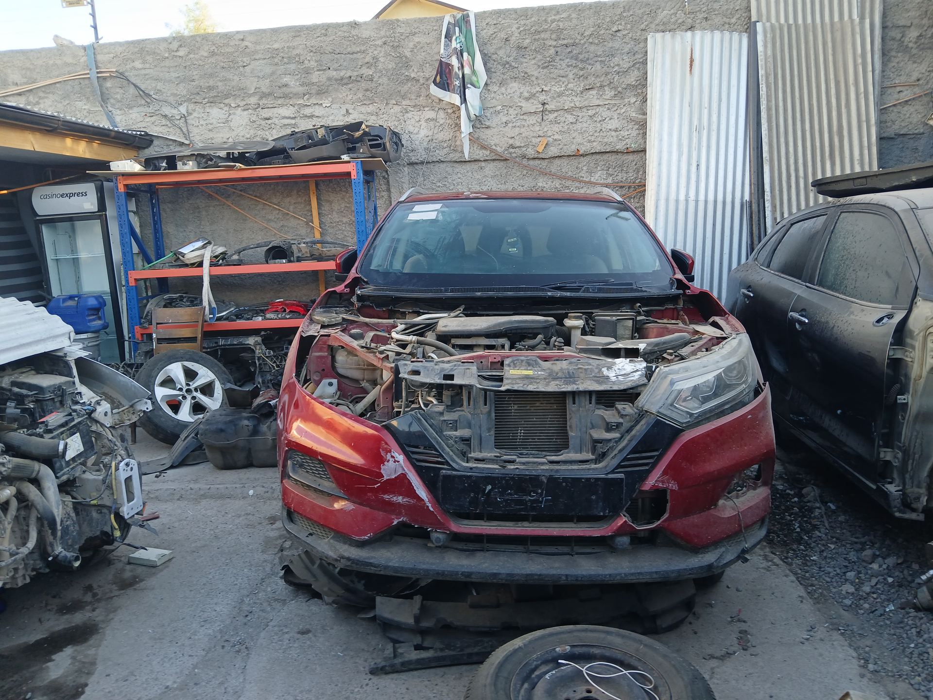 Vehículo en proceso de desarme en Desarmaduría Framanohe